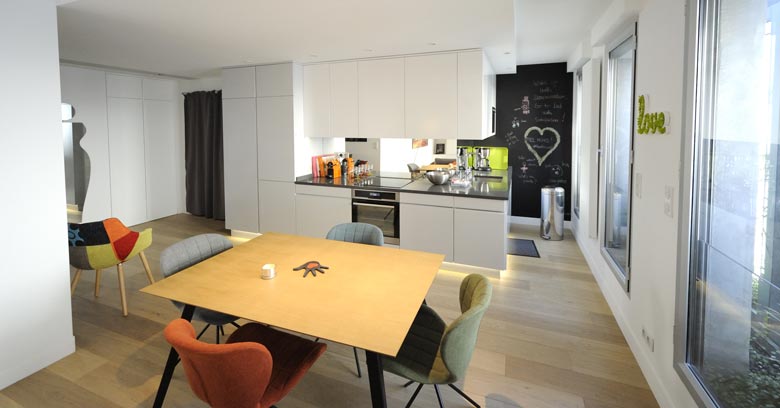 Un architecte d'intérieur aménage une cuisine ouverte sur mesure à Lille