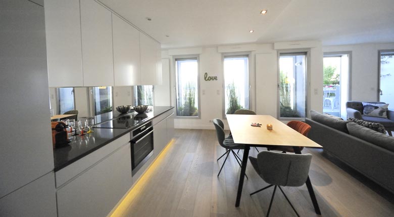 Cusine ouverte dans un appartement réalisé par un architecte d'intérieur à Lille
