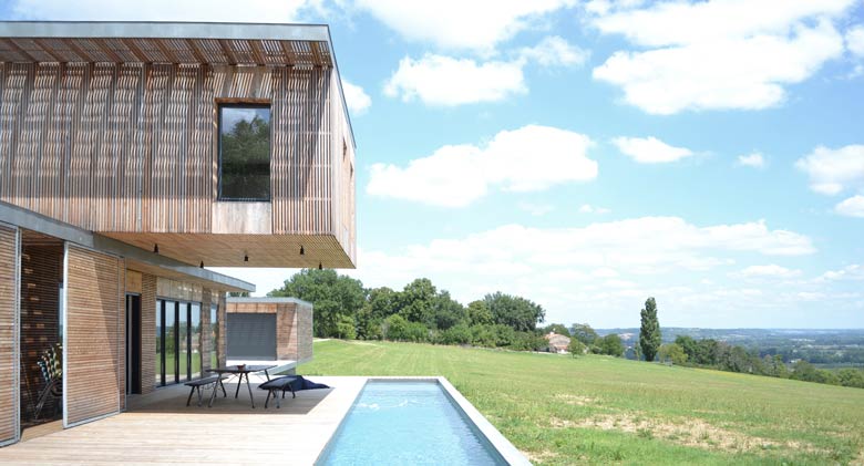 Maison d'architecte avec piscine réalisée avec du bois et du béton à Lille