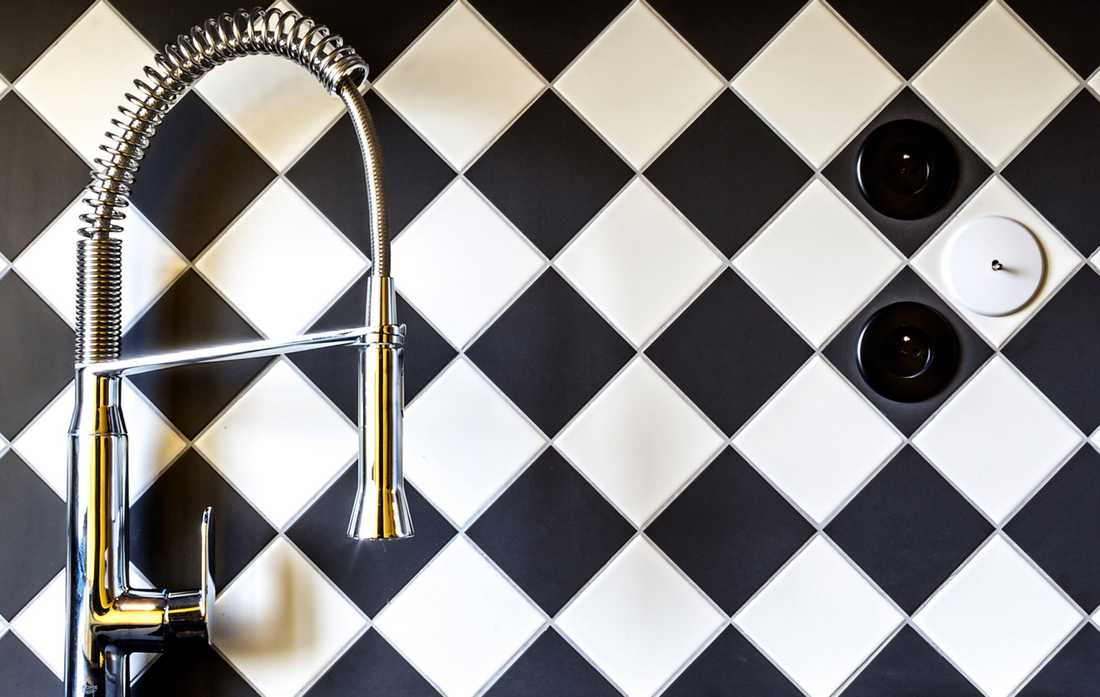 Crédence moderne de carreau en damier avec un mitigeur Duravit