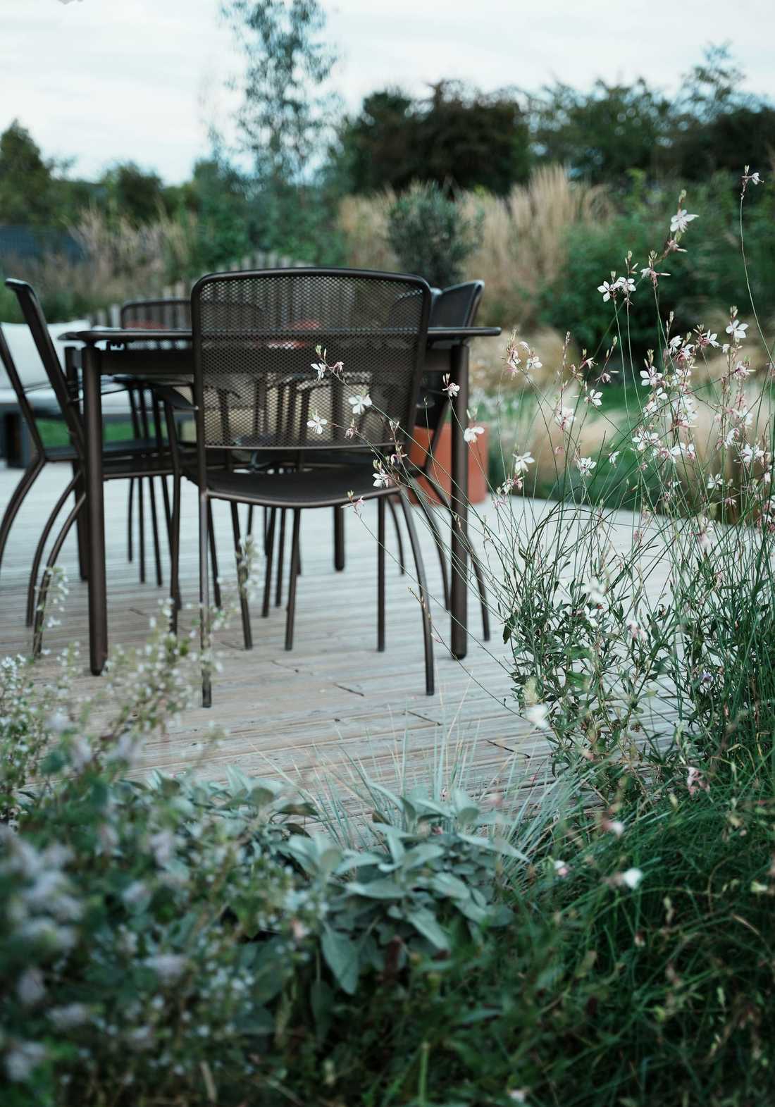 Coin repas sur une terrasse bois