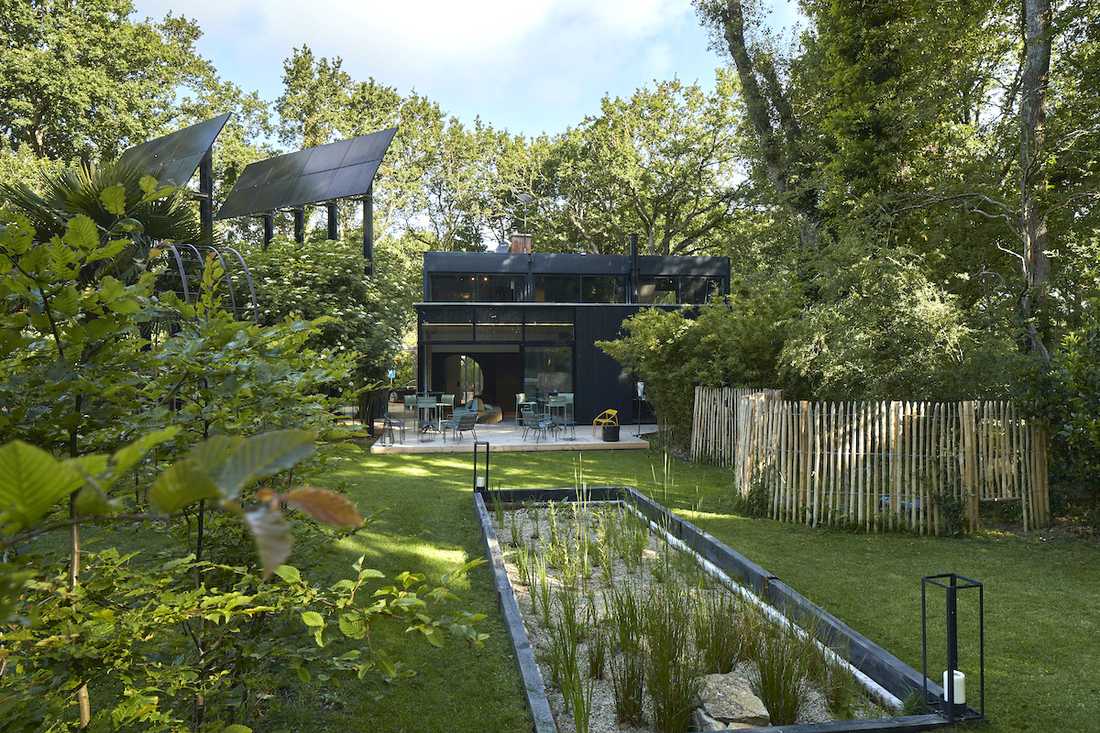 Aménagement du jardin d'un hôtel 4 étoiles de type ecolodge avec piscine naturel