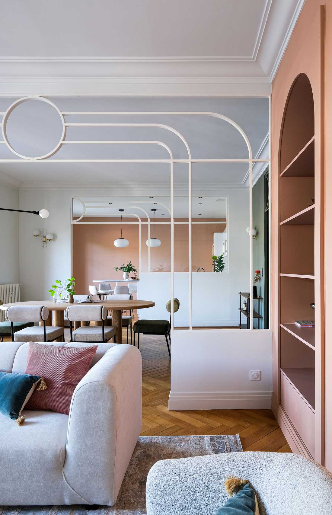 Un architecte d'intérieur à Lille aménage la pièce de vie d'un appartement ancien