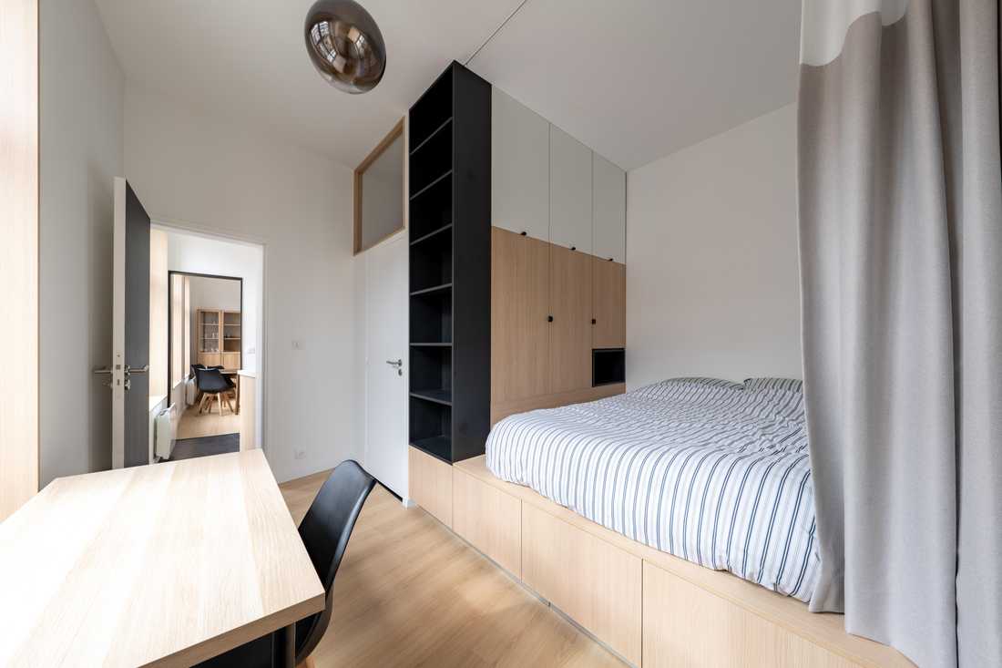 Chambre avec rangements sur mesure conçus par un architecte d'intérieur à Lille 