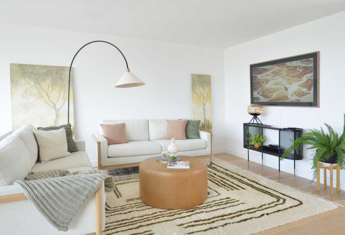 Salon de l'appartement dans un style californien scandinave
