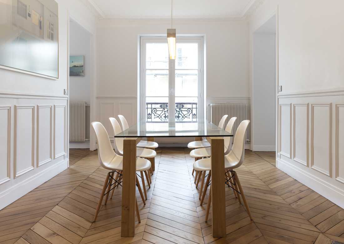 Salle à manger d'un appartement haussmannien rénové dans les Hauts-de-France