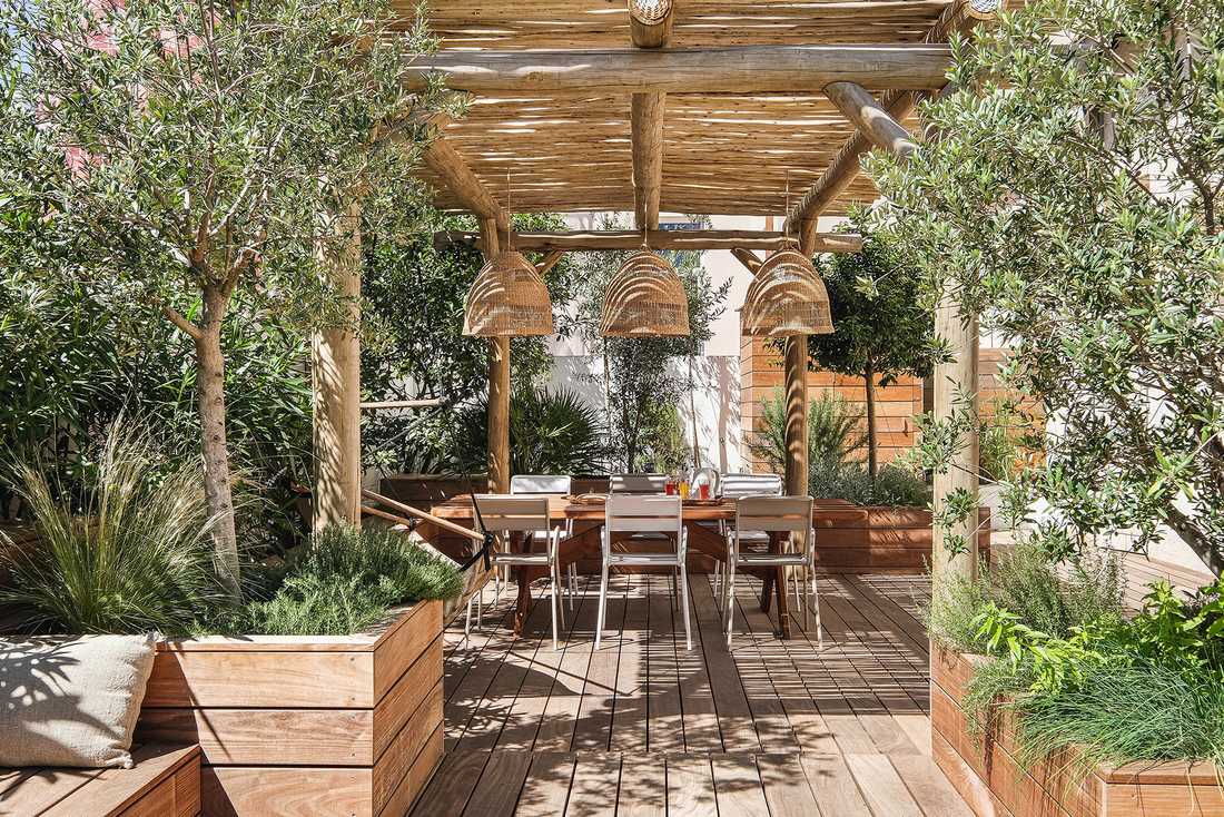 Aménagement d'une terrasse en bois par un jardinier paysagiste à Lille