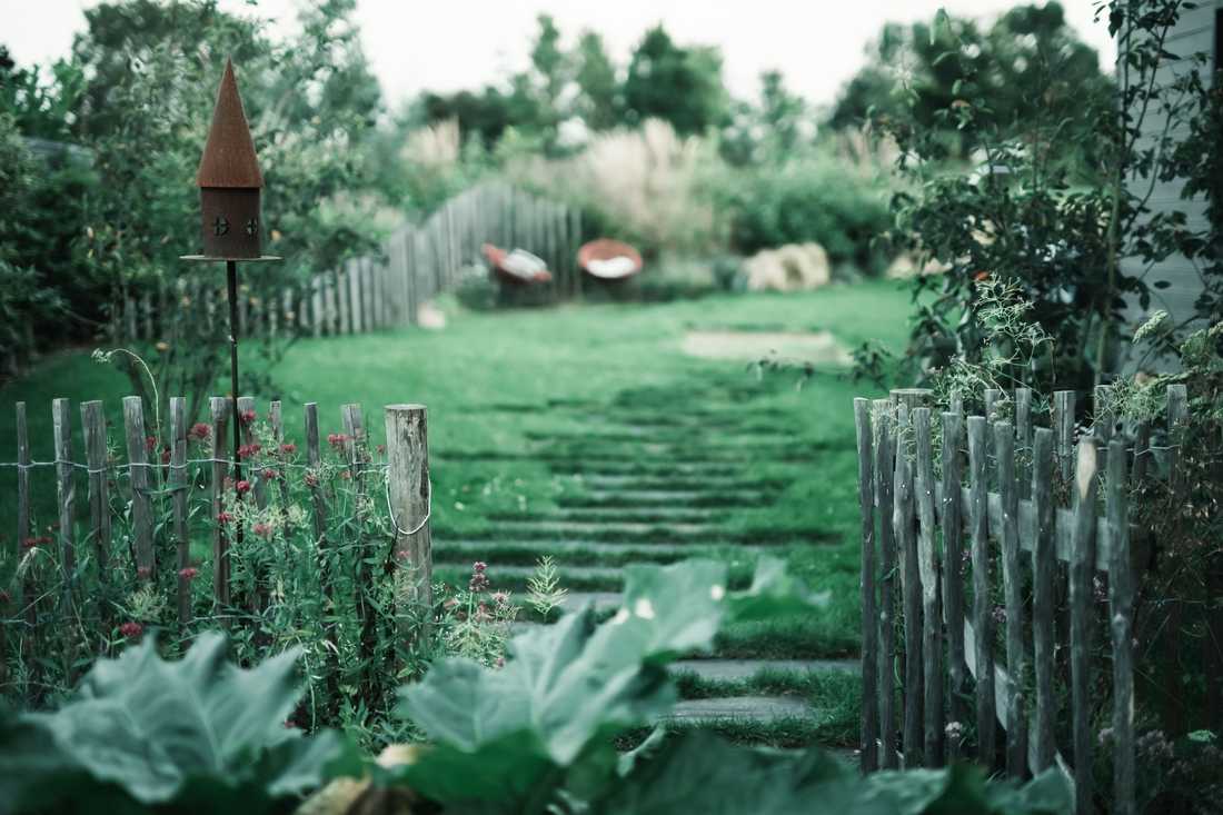 Espace détente avec séparation en piquets de bois