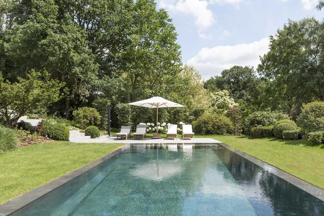 Piscine d'un jardin à débordement concu par un paysagiste à Lille