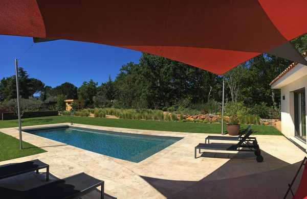 Jardin méditerranéen autour d'une piscine contemporaine