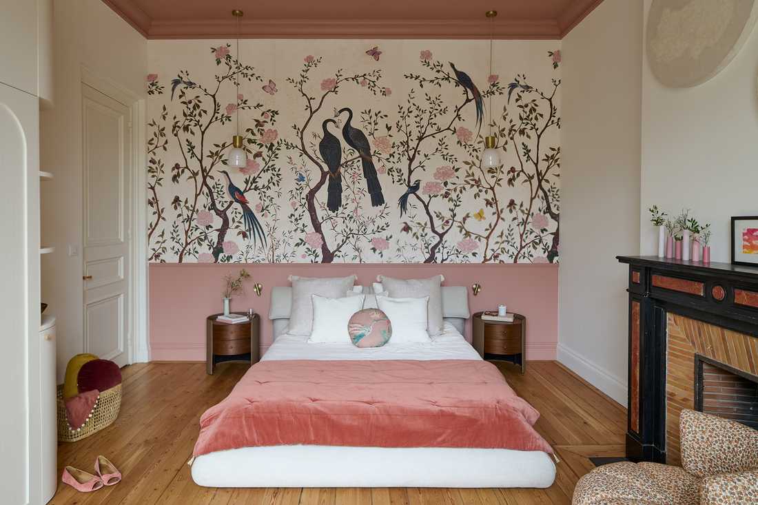 Chambre rose avec cheminée