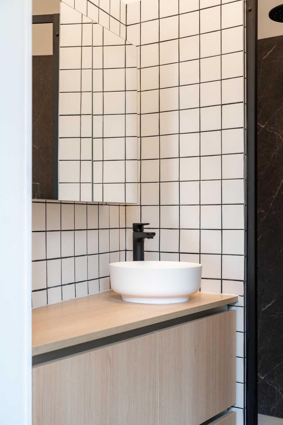Salle de bain contemporaine avec vasque et carrelage blanc