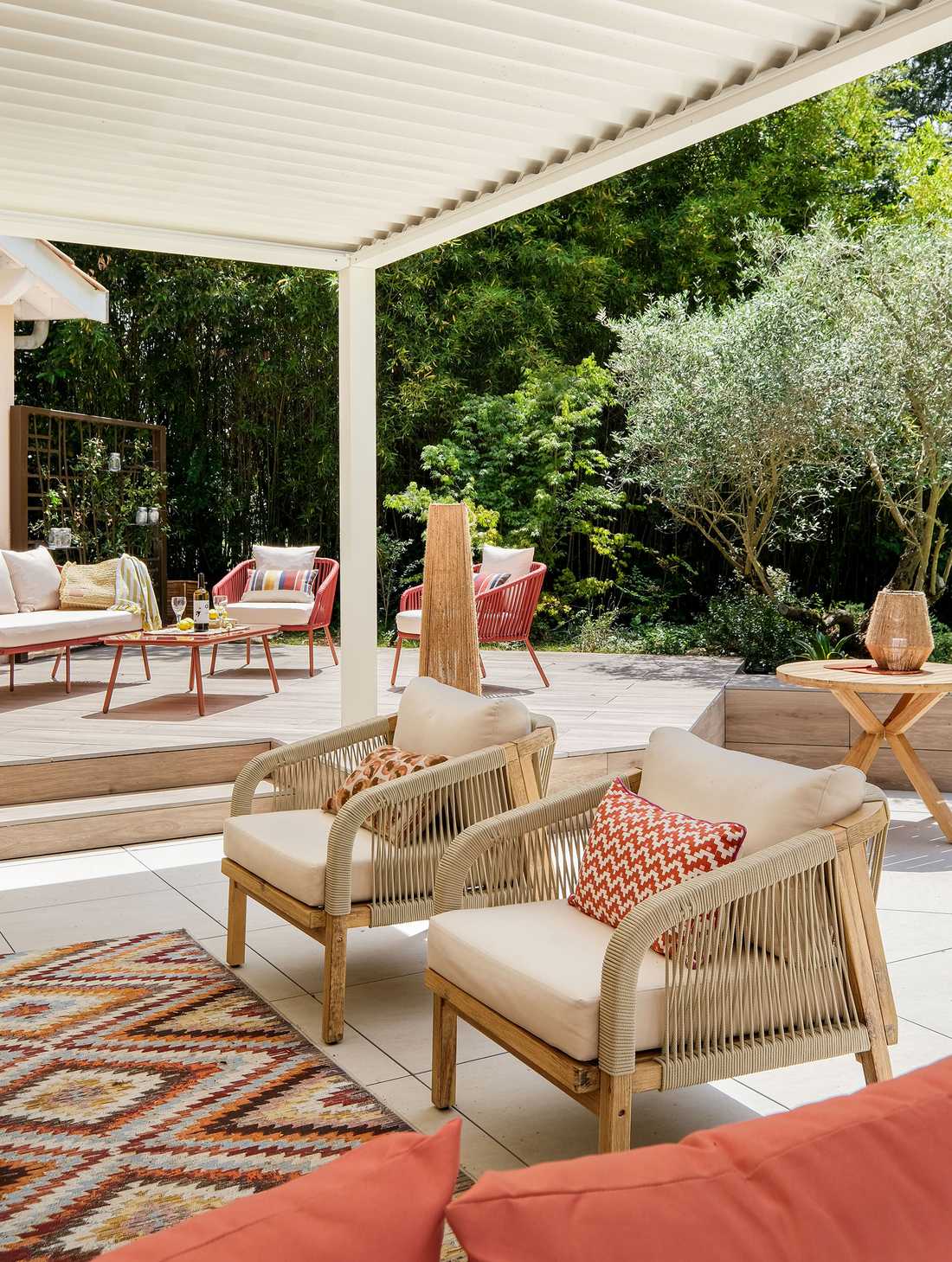 Terrasse couverte avec mobilier du jardin réalisé par un paysagiste dans les Hauts-de-France