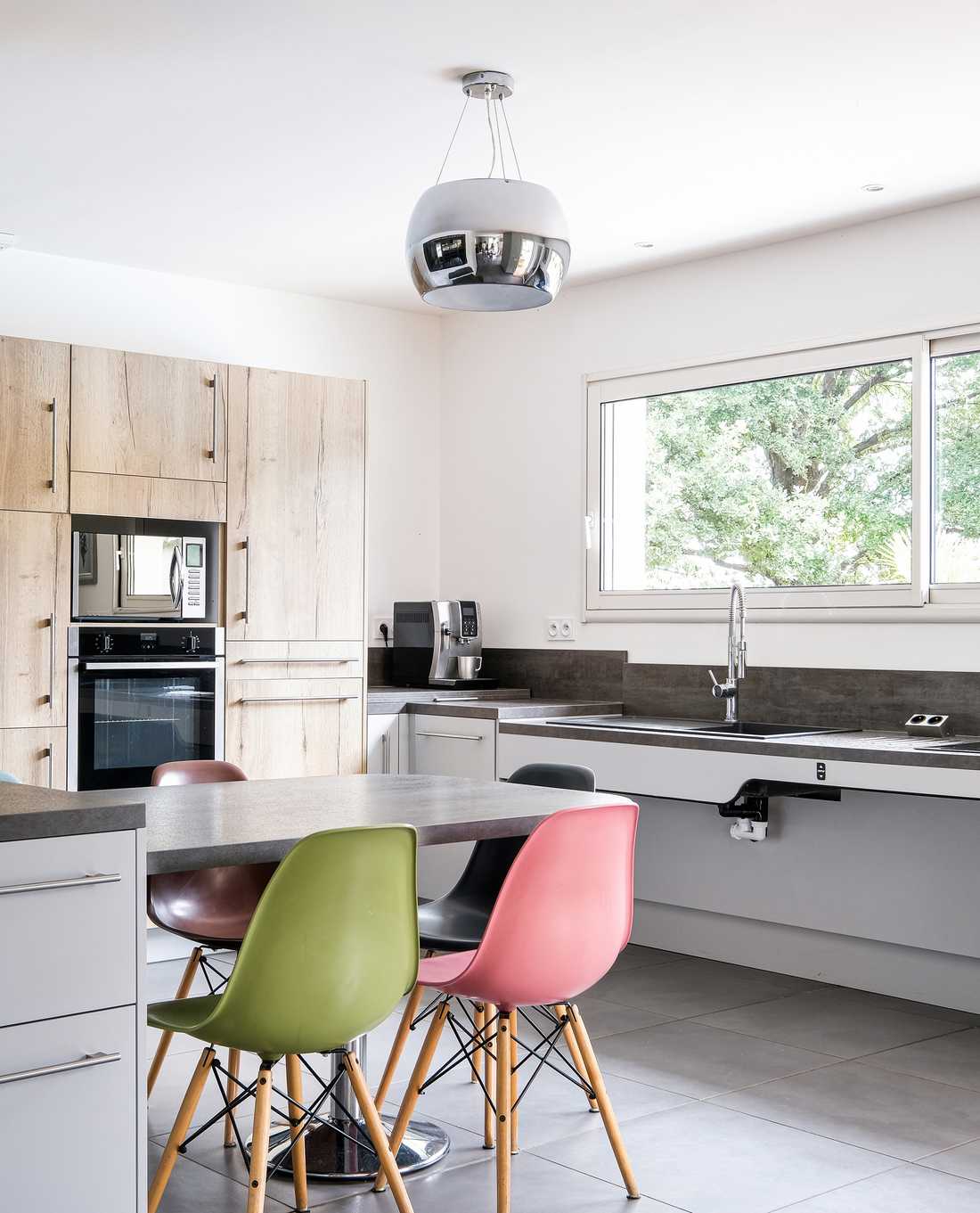 Un architecte d'intérieur in Lille aménage une cuisine accessible aux personnes à mobilité réduite PMR)