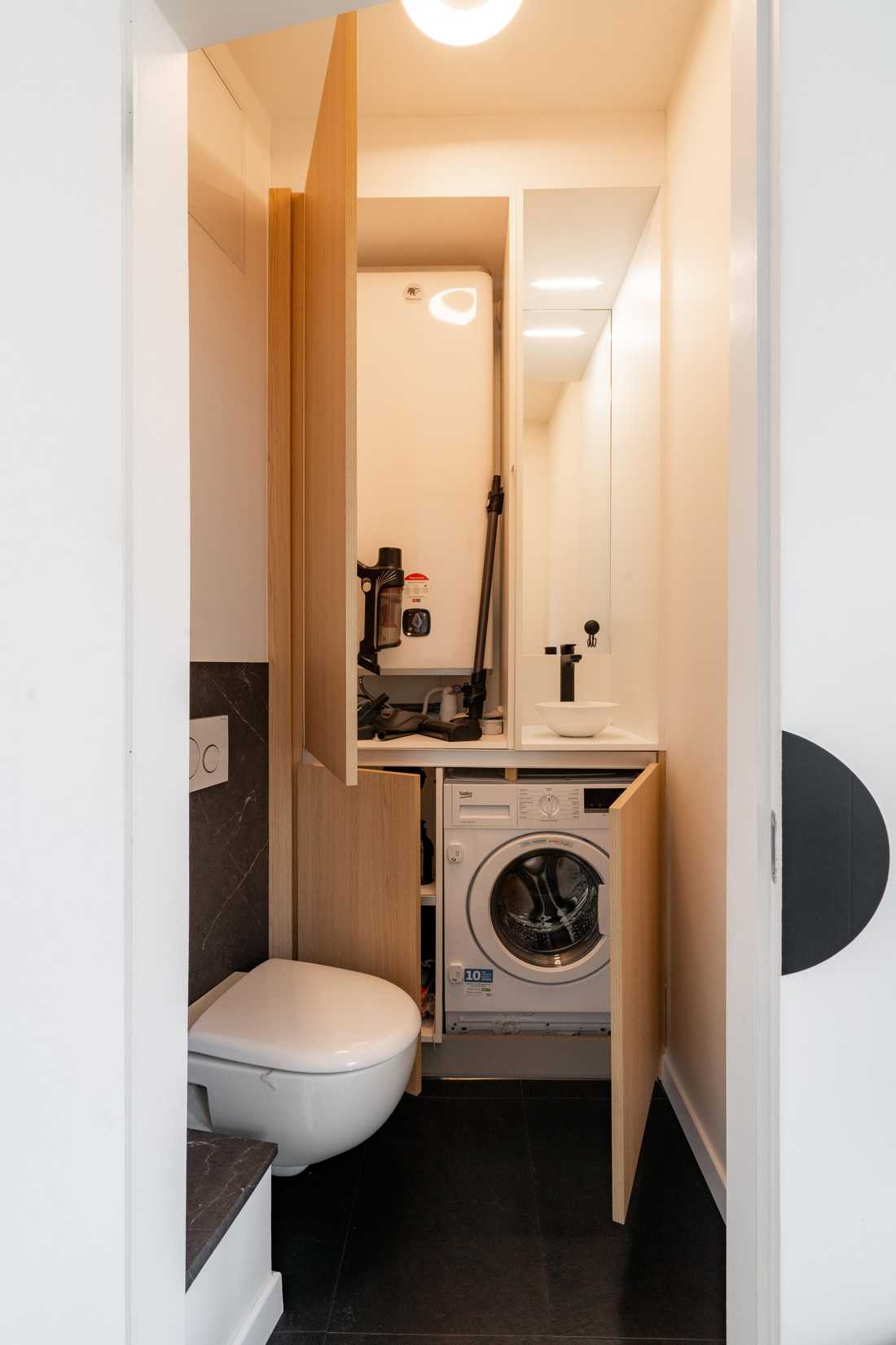 Eléments technique (chauffe-eau, lave-linge) dissimulés dans les WC