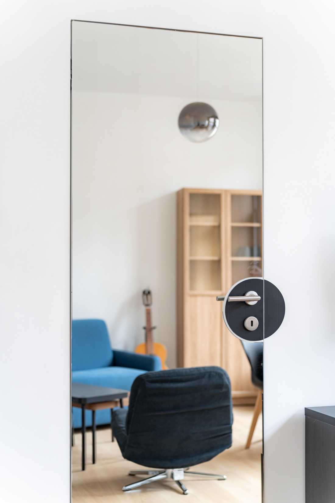 Porte des WC dissimulée avec des charnières invisibles et un miroir plein hhauteur
