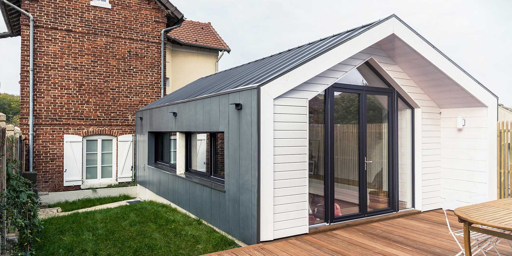 Extension of a brick house made by an architect in the Lille region