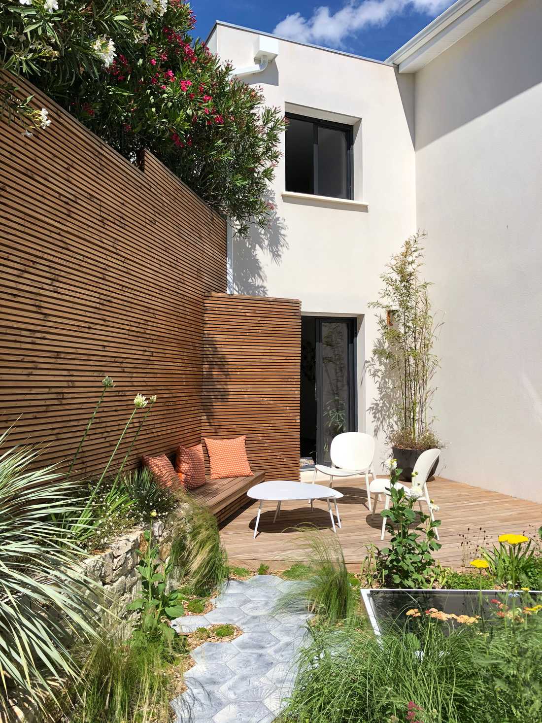 Aménagement de la terrasse d'une maison de ville par un paysagiste dans les Hauts-de-France