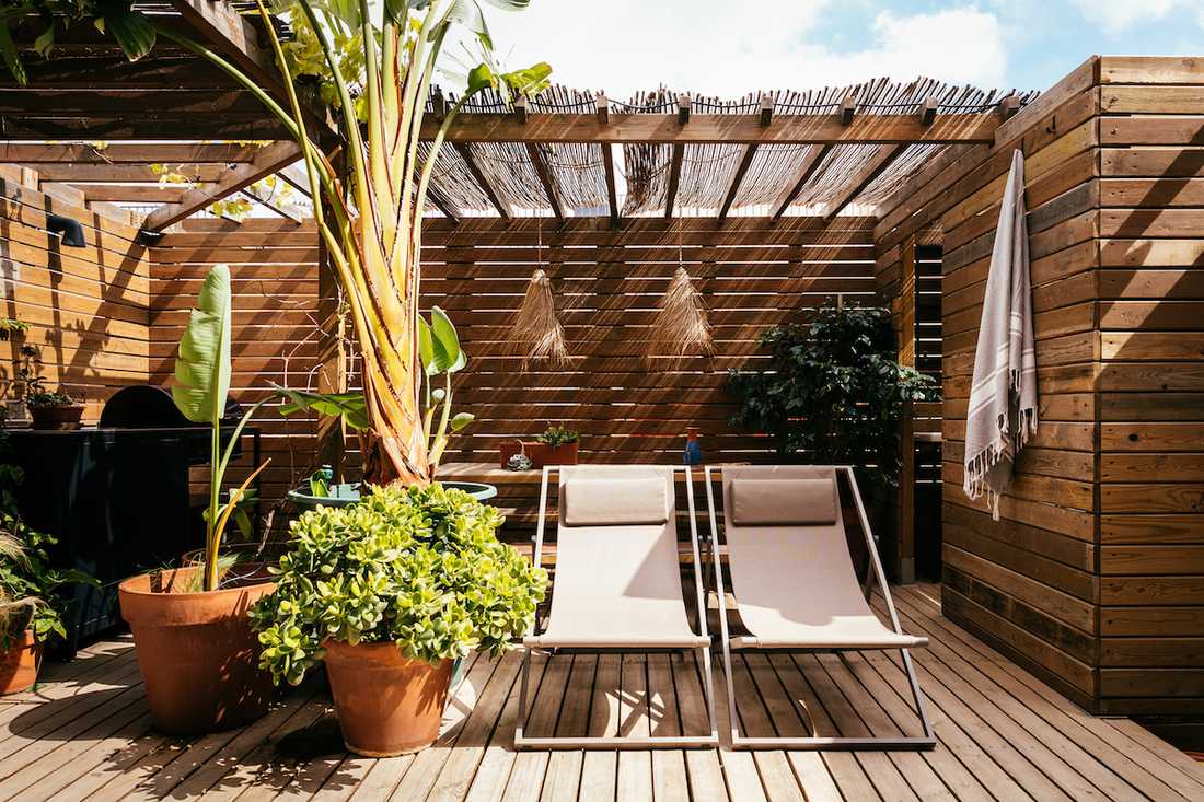 Aménagement d'un toit-terrasse en bois - la terrasse avec 2 transats