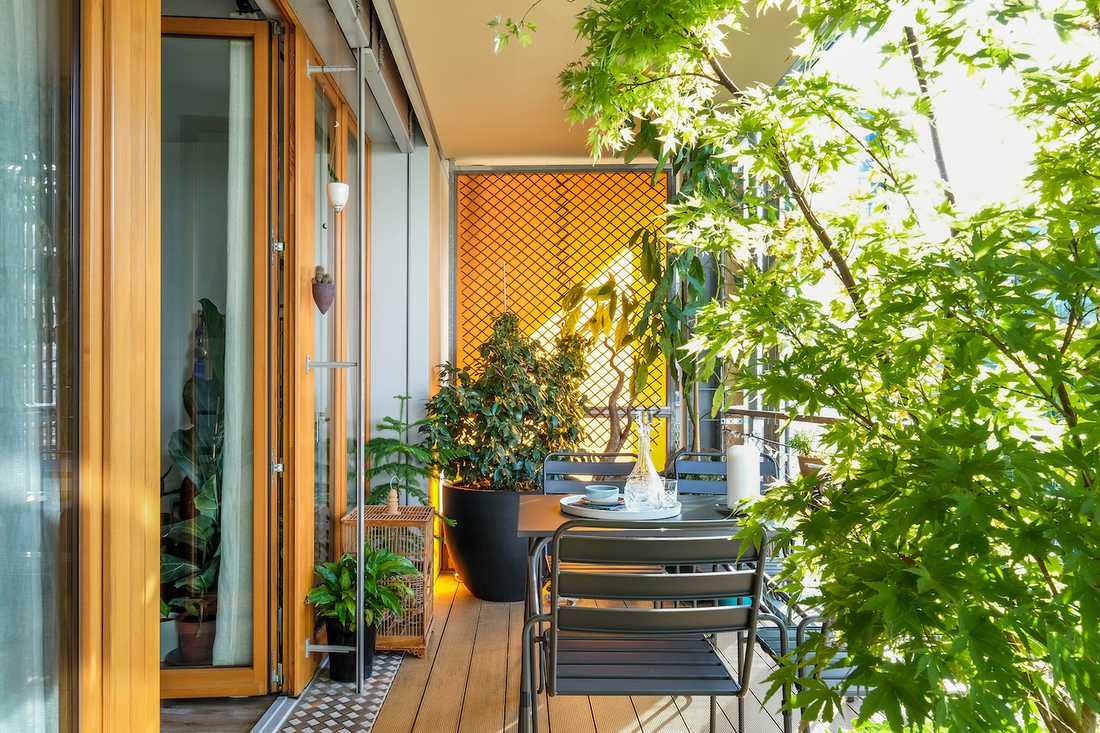 Optimisation et végétalisation d'une petite terrasse - le coin repas végétalisé