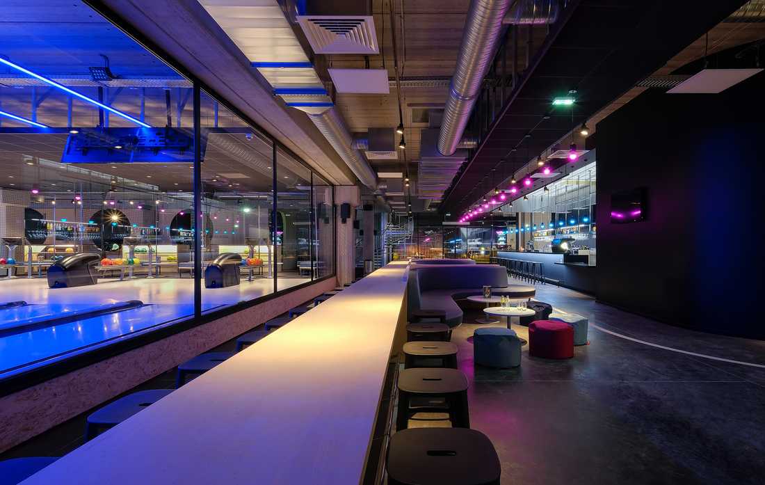 Restaurant - bar d'un bowling aménagé par un architecte dans le Nord