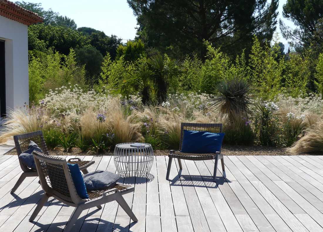 Terrasse aménagée par un jardinier paysagiste dans les Hauts-de-France