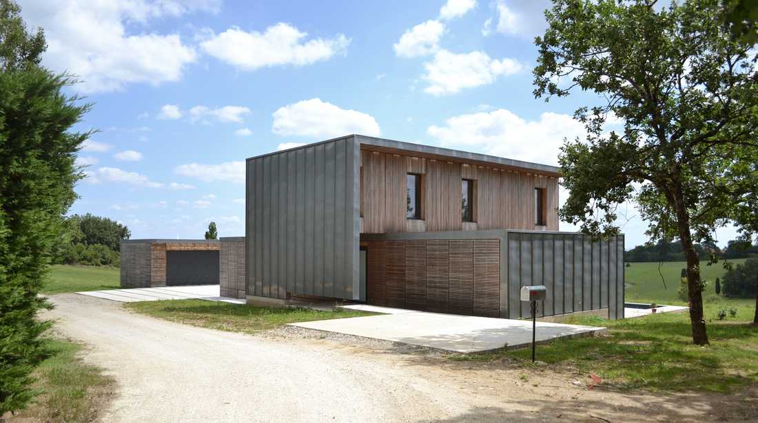 Arrière de la maison en bois et béton esprit loft