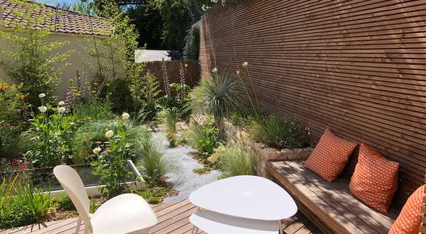 Micro-jardin urbain aux massifs naturalistes à Lille