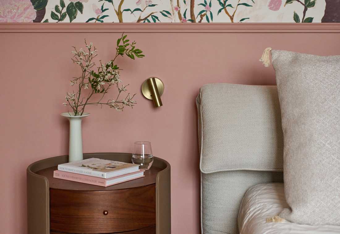 Table de chevet dans la chambre parentale