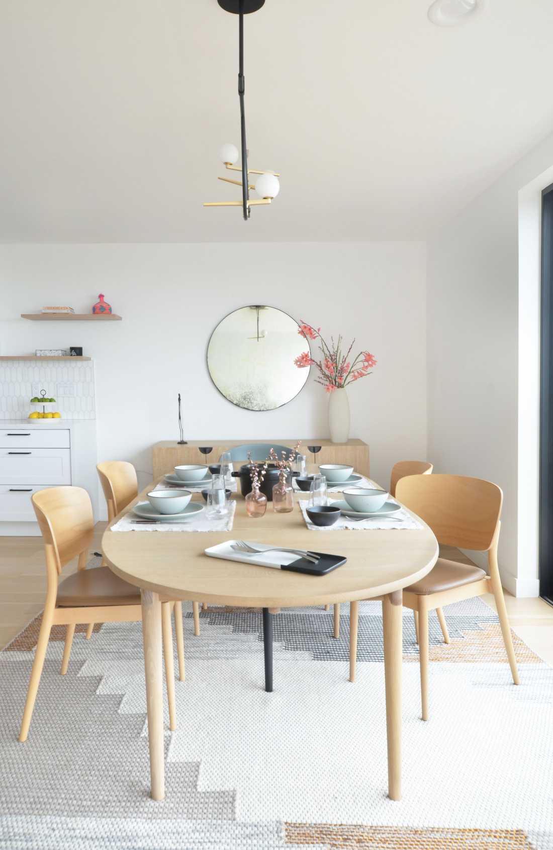 Salle à manger chaleureuse avec table en bois de type scandinave