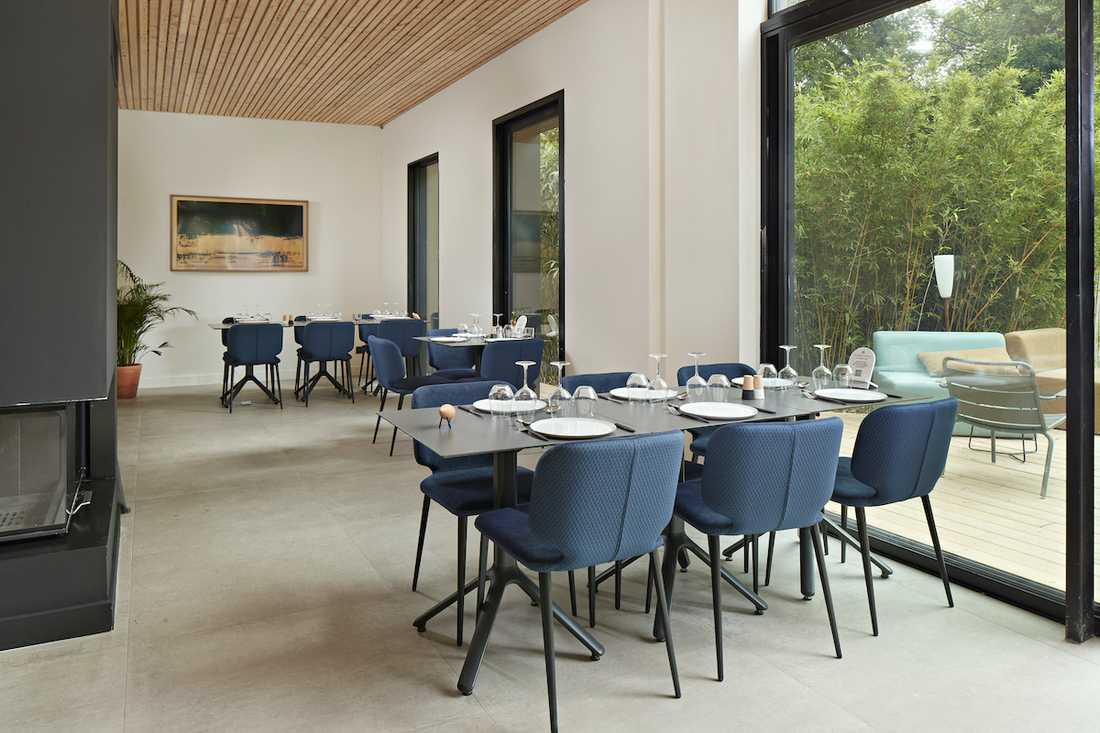 Aménagement d'un hôtel 4 étoiles ecolodge - salon avec tables à manger