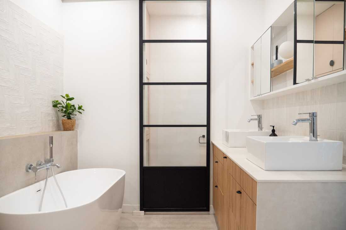 Salle de bain avec baignoire et double vasque aménagé par un architecte d'intérieur à Lille 