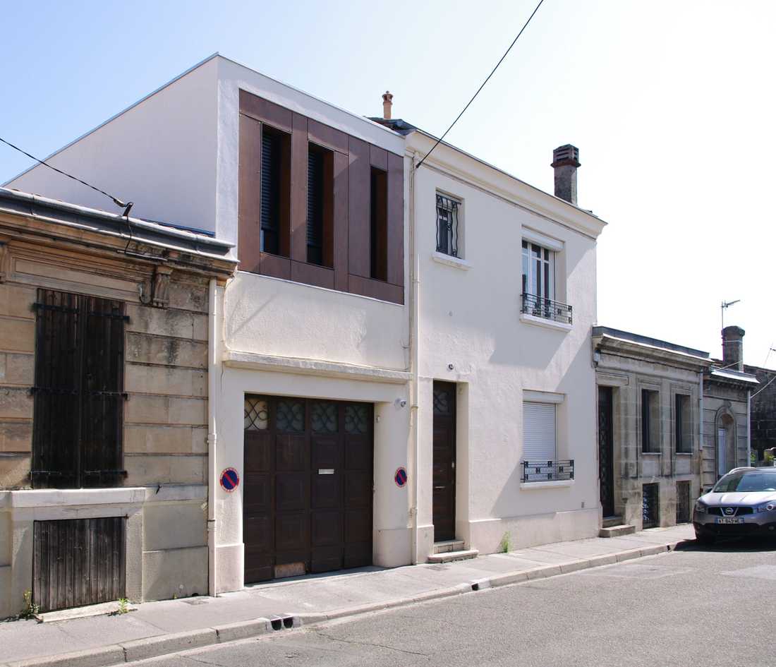 Facade de la maison avec une extension d'architecte