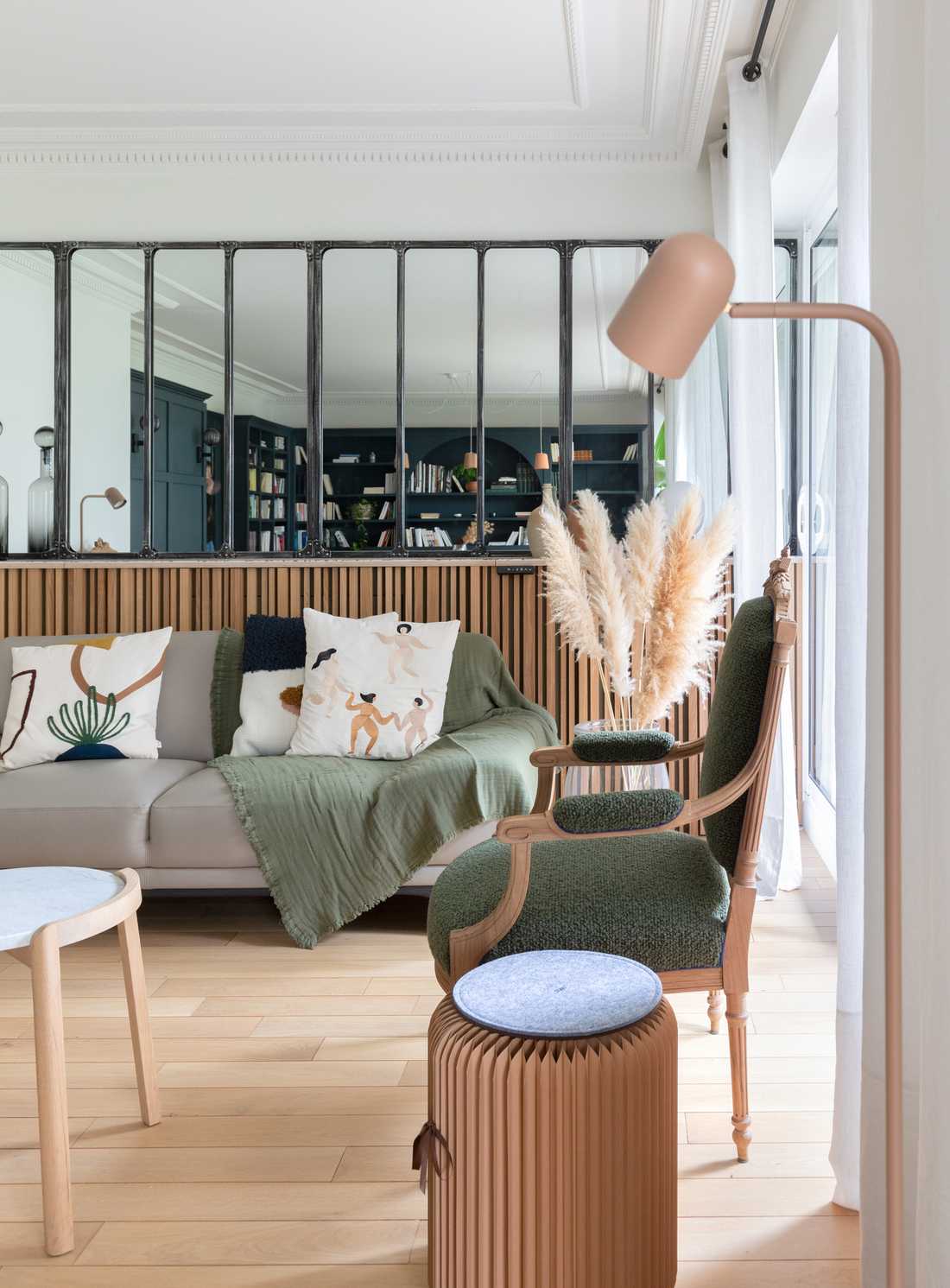 Séparation entre un salon et une cuisine avec une verrière conçue par un décorateur d'intérieur in the north of France