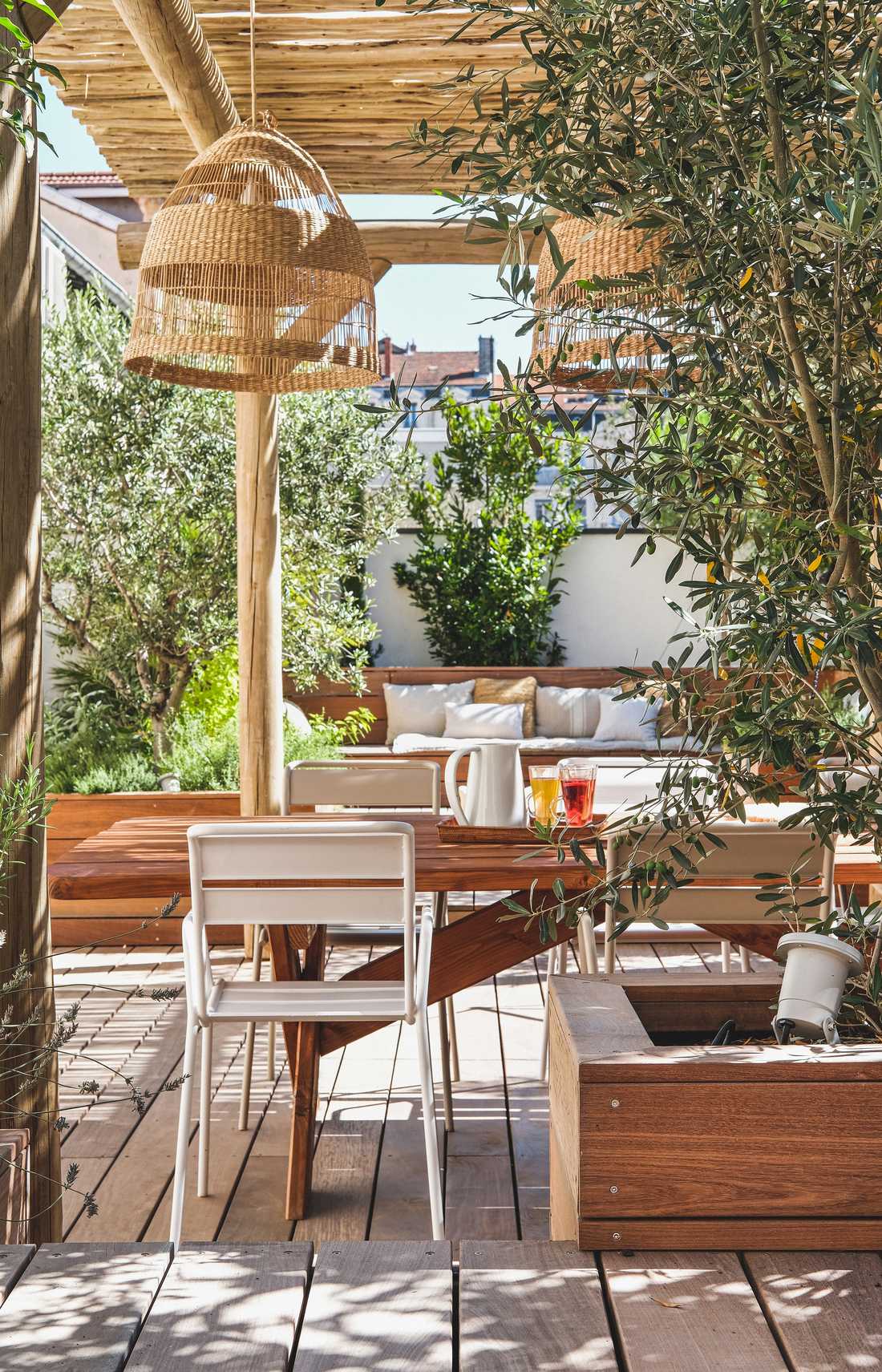 Terrasse en bois dans un appartement à Lille conçu par un jardinier paysagiste