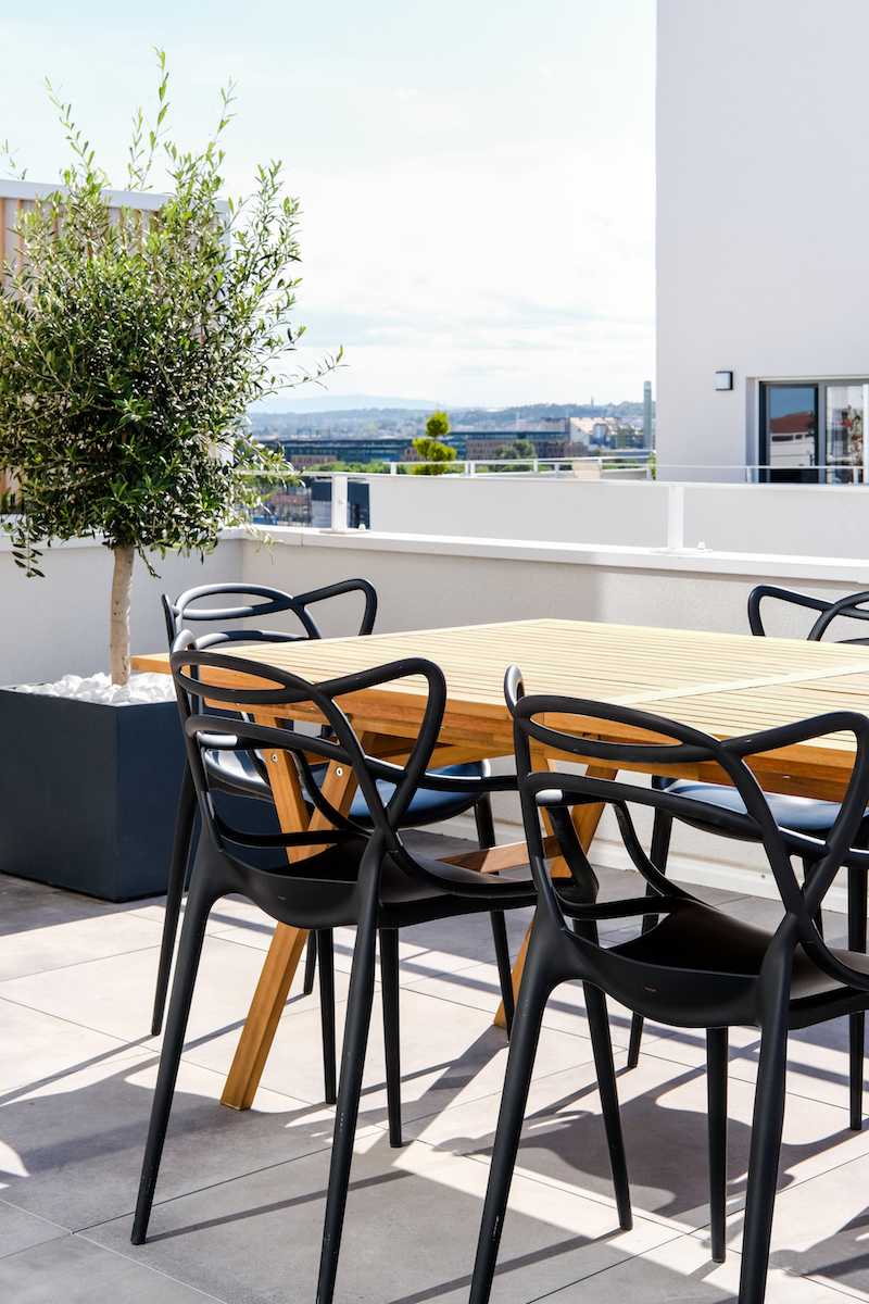 Aménagement d'un duplex neuf - cusine avec sa table à manger