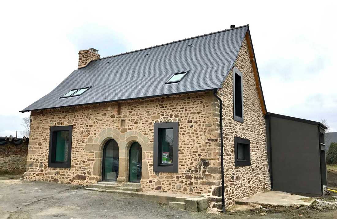 Extension d'une ancienne maison en pierre réalisée par un architecte DPLG