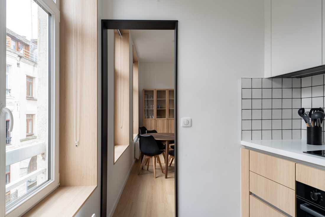 Cuisine en enfilade rénovée dans un appartement T2 dans le Vieux-Lille