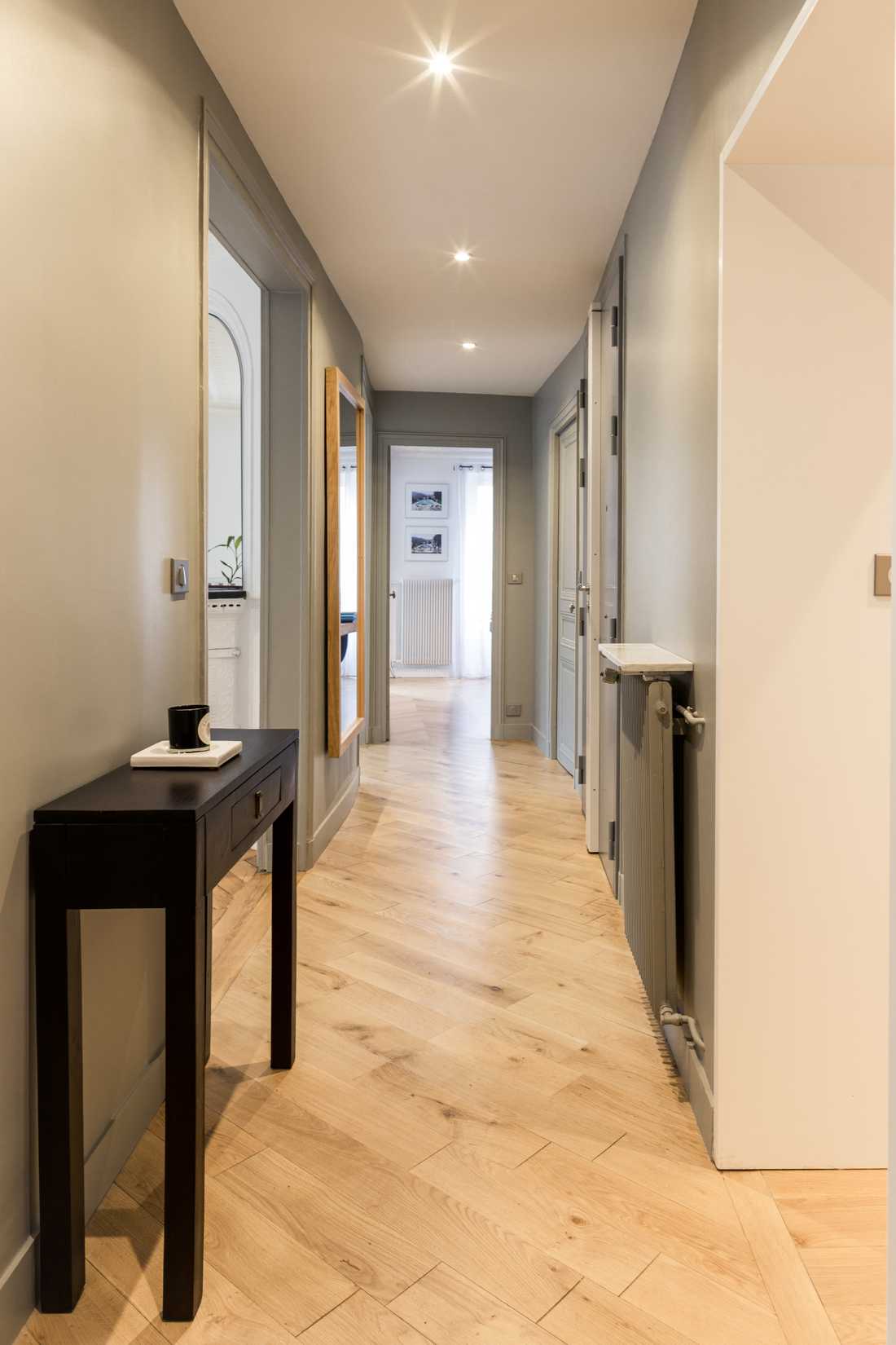 Couloir d'un appartement haussmannien renovée par un architecte d'interieur à Lille