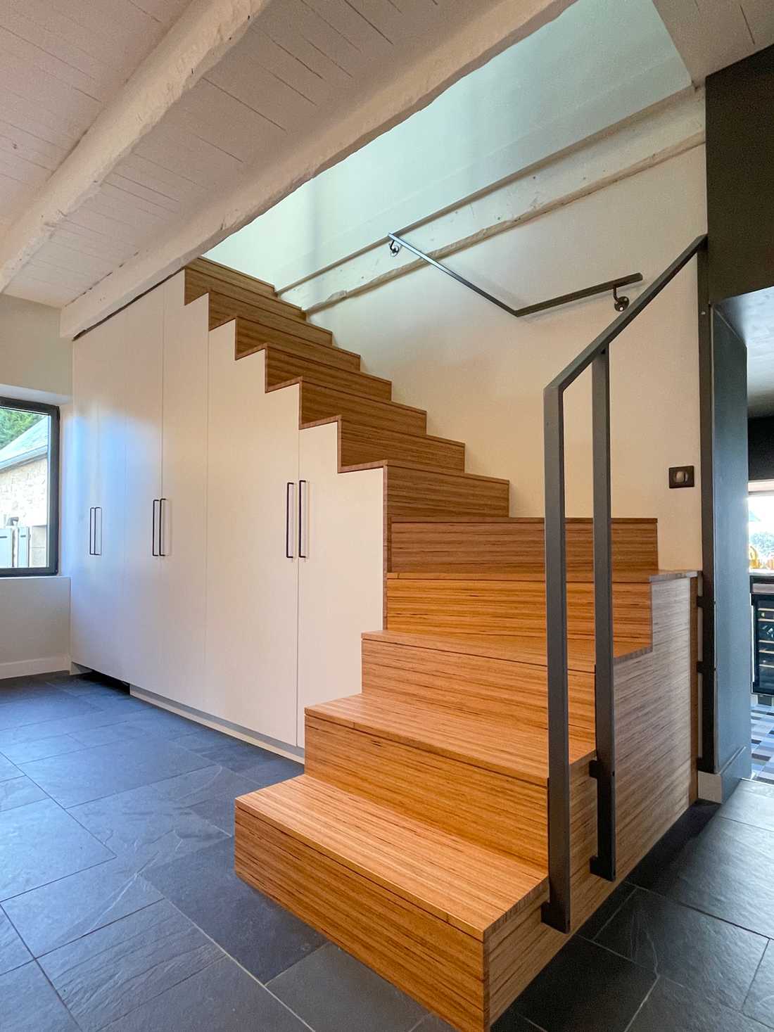 Rénovation complète d'une maison de pêcheur - escalier menant au bureau