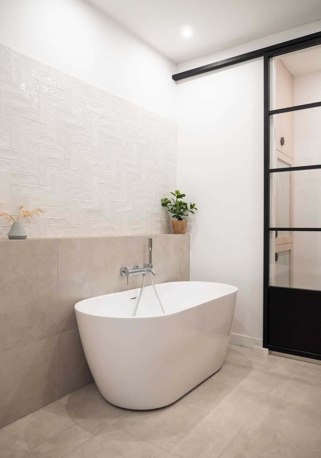 Salle de bain avec baignoire dans un duplex à Lille