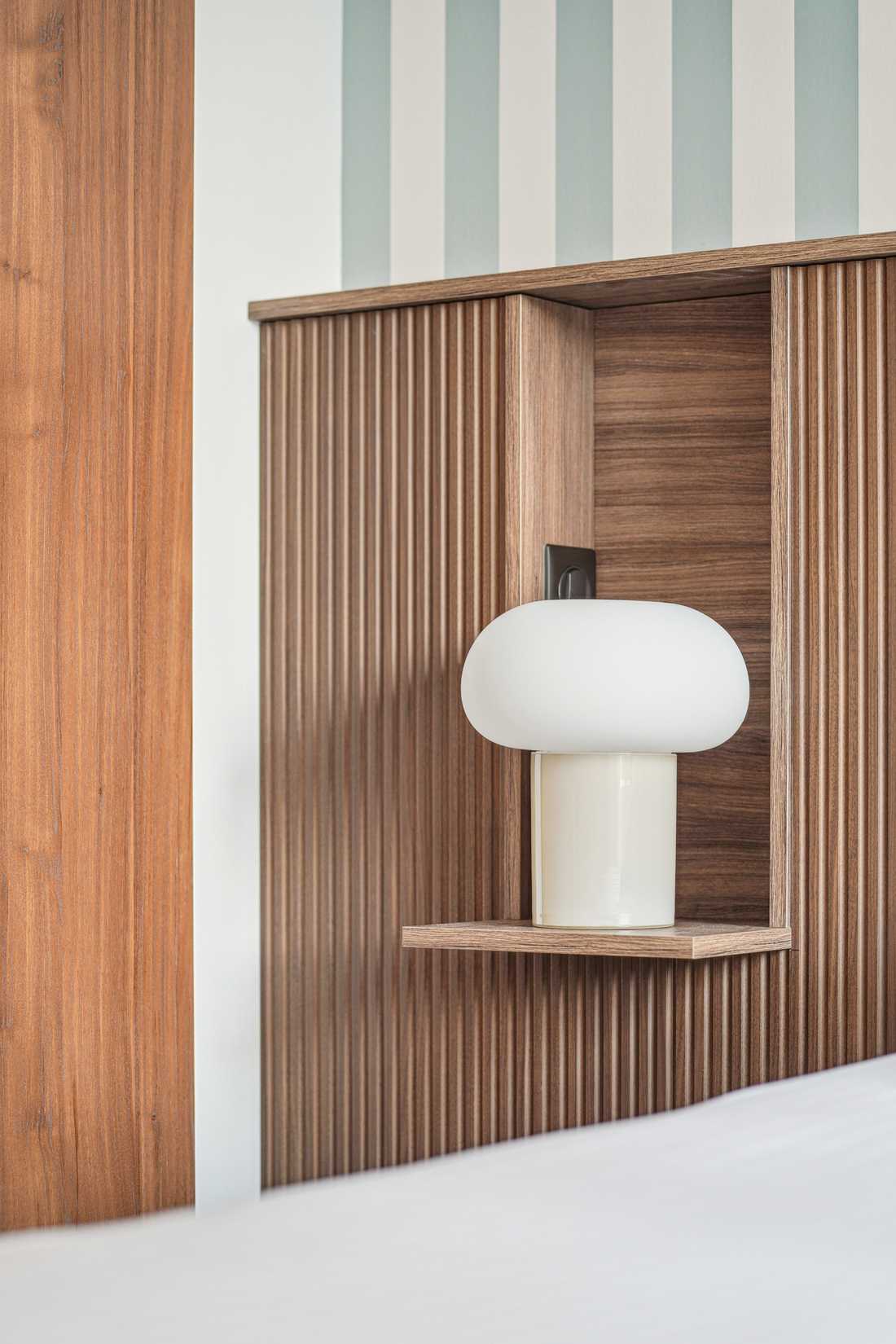Lampe de chevet dans une suite parentale rénovée par un architecte d'intérieur