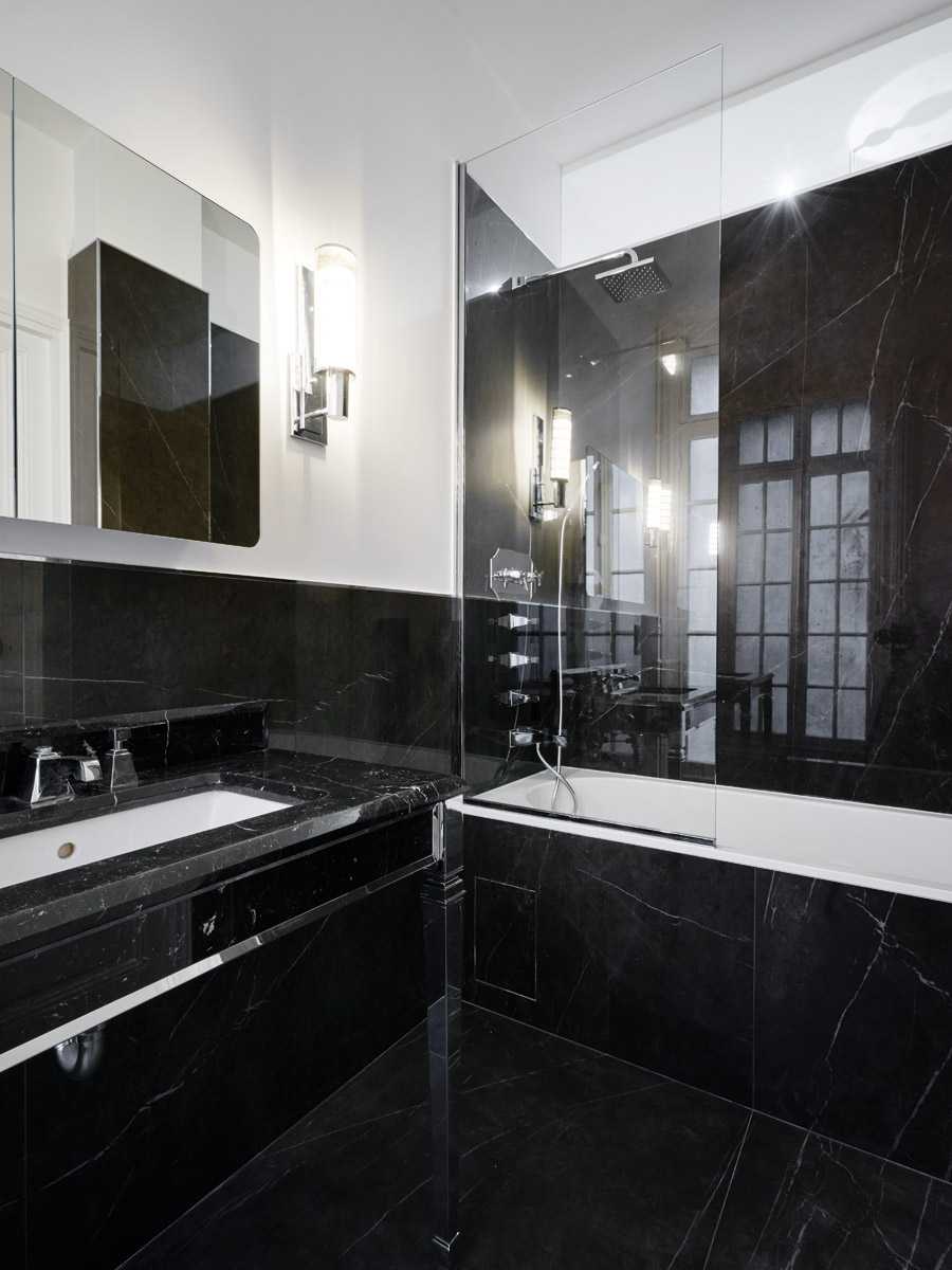 Salle de bain noire design dans le Nord