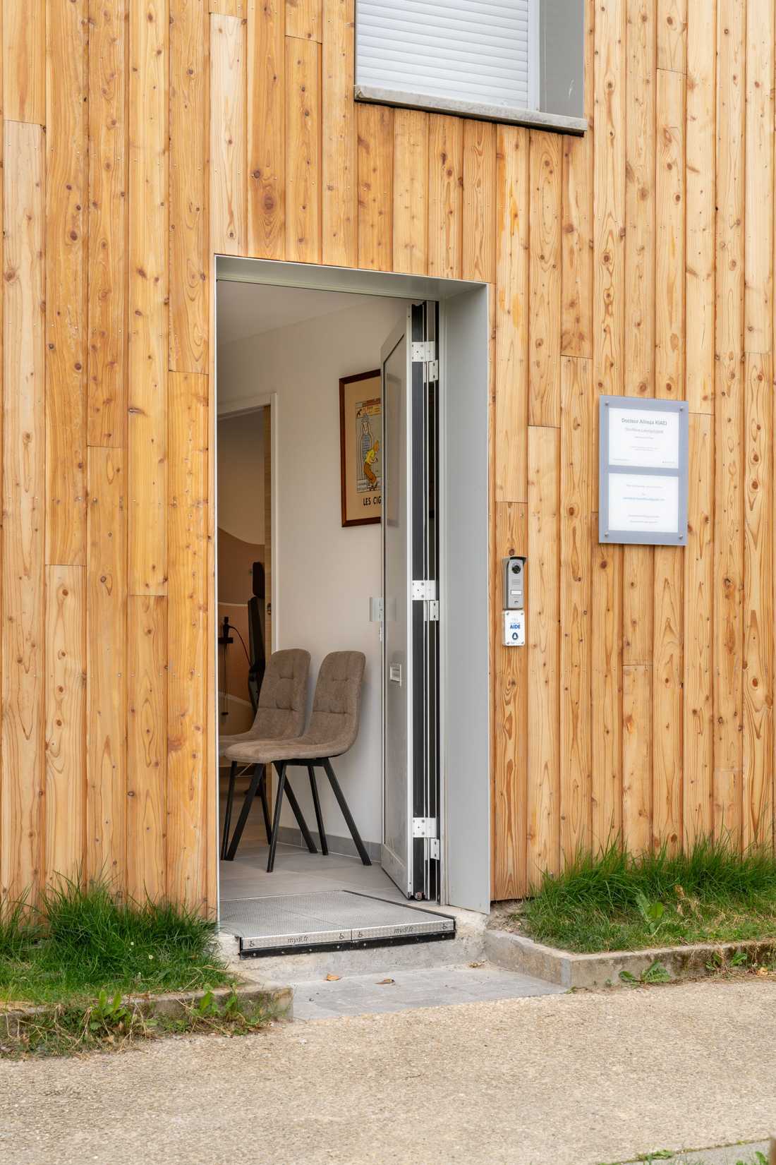 Entrée du cabinet médical accessible PMR