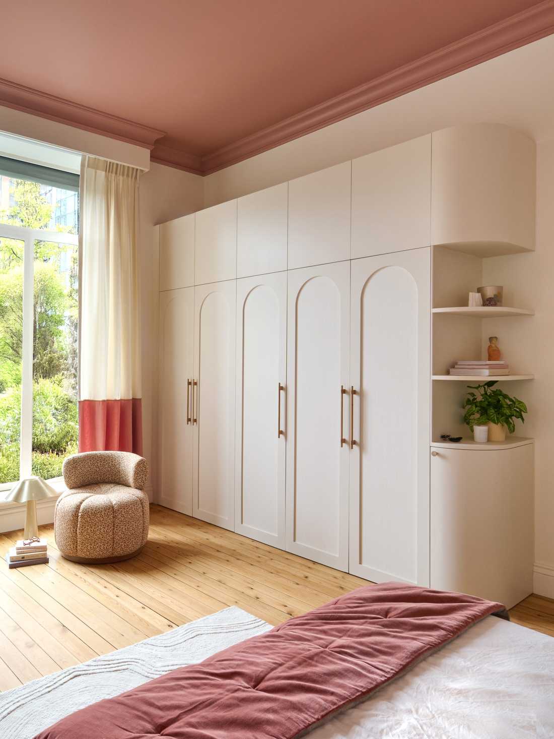 Rangement sur mesure dans une chambre rose