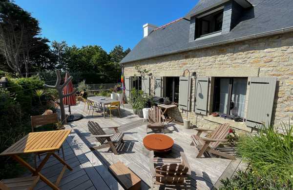 Terrasse en bois pour une maison en pierre