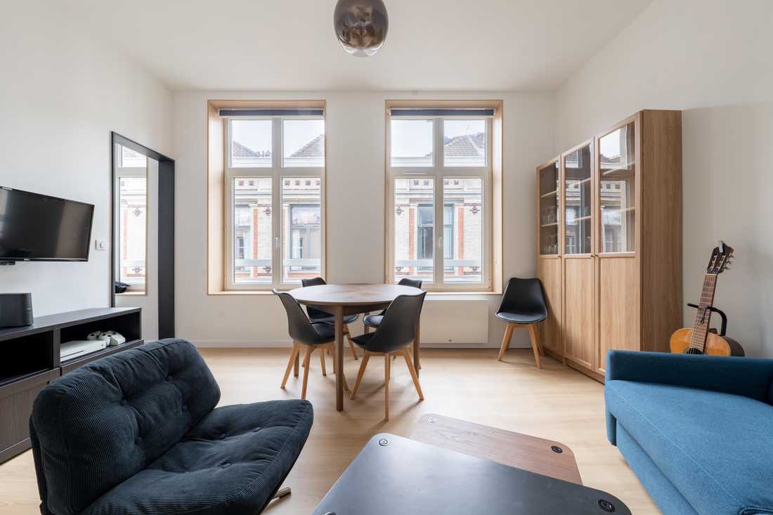Salon lumineux de l'appartement