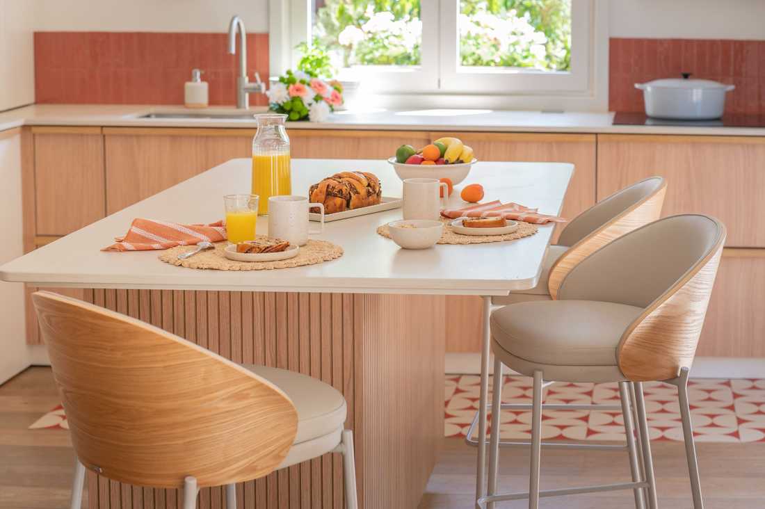 Ilot central avec pied central en bois dans la cuisine