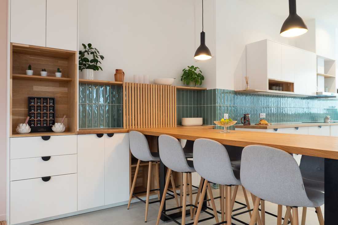 Cuisine ouverte en u avec carreaux de zellige verts