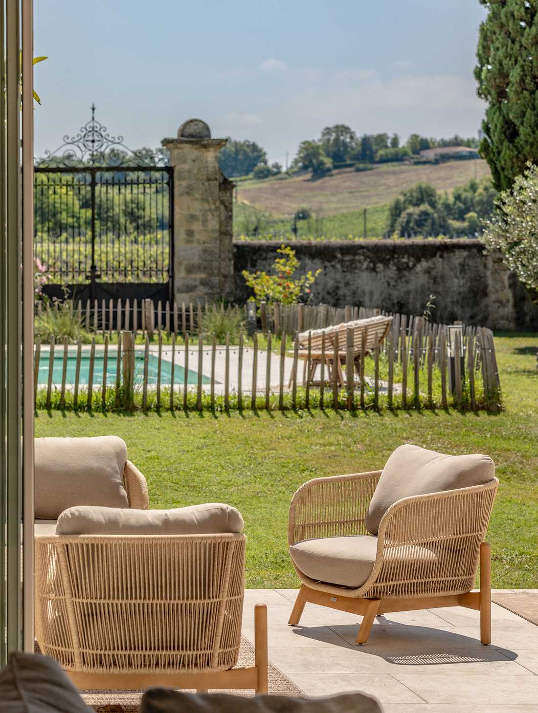Aménagement paysager du jardin d'un chateau avec piscine dans le Nord